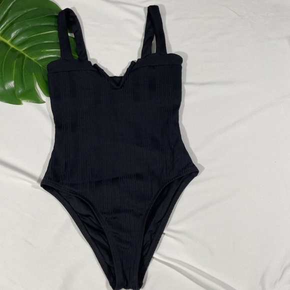 NEW L Space [ 4‎ ] Pointelle Rib Cha Cha One Piece Swimsuit in Black - Picture 4 of 11